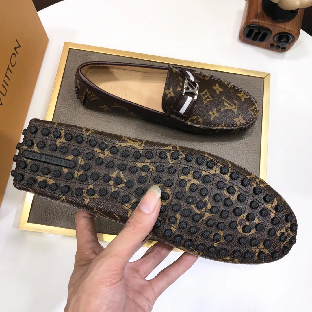 Men's men's shoes 💰420💰 [LV Doudou shoes] (water-dyed cowhide lining) new model is on the market, available on the official website. The new Doudou shoes are processed into single-color materials, and the uppers are made of imported special materials. The body of the shoe is fully hemmed with mark thread, and is lined with imported original cowhide leather. The elegant shoe shape is super suitable for all-matching, and the size is 38-44.